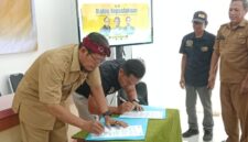 Ketua PWI Pamekasan, Hairul Anam menandatangani MoU bersama Kepala Dinas Perpustakaan dan Arsip M. Tabrani Pamekasan, Munapik di Aula lantai 2 Perpusda, Selasa (15/09/2026) dalam rangkaian acara hari Kunjung Perpustakaan Nasional