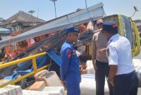 Petugas Kepolosian, Syahbandar dan Perhubungan saat melihat truk yang guling