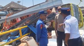 Petugas Kepolosian, Syahbandar dan Perhubungan saat melihat truk yang guling