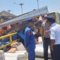 Petugas Kepolosian, Syahbandar dan Perhubungan saat melihat truk yang guling