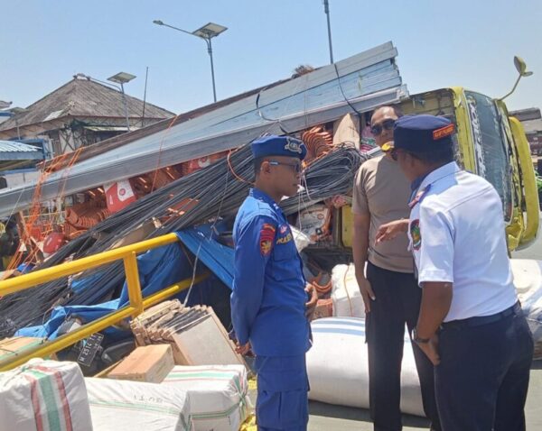 Petugas Kepolosian, Syahbandar dan Perhubungan saat melihat truk yang guling