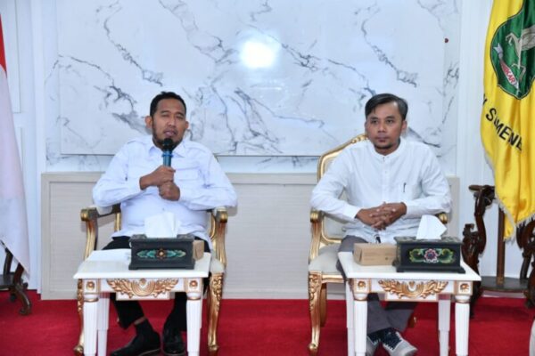 Bupati Fauzi (kiri) bersama Ketua Kamura, Zubairi