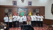 Bupati Pamekasan KH. Kholilurrahman bersama Ketua KAMURA dan sejumlah pejabat Pamekasan