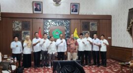 Bupati Pamekasan KH. Kholilurrahman bersama Ketua KAMURA dan sejumlah pejabat Pamekasan 