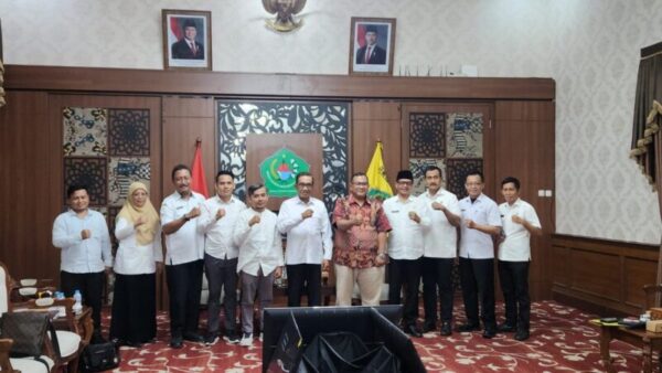 Bupati Pamekasan KH. Kholilurrahman bersama Ketua KAMURA dan sejumlah pejabat Pamekasan 