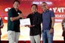 Prengki Wirananda (tengah) saat menerima piagam penghargaan dari Kepala Perwakilan SKK Migas Jabanusa, Anggono Mahendrawan