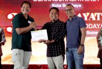 Prengki Wirananda (tengah) saat menerima piagam penghargaan dari Kepala Perwakilan SKK Migas Jabanusa, Anggono Mahendrawan