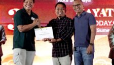 Prengki Wirananda (tengah) saat menerima piagam penghargaan dari Kepala Perwakilan SKK Migas Jabanusa, Anggono Mahendrawan