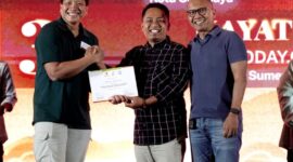 Prengki Wirananda (tengah) saat menerima piagam penghargaan dari Kepala Perwakilan SKK Migas Jabanusa, Anggono Mahendrawan