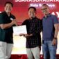 Prengki Wirananda (tengah) saat menerima piagam penghargaan dari Kepala Perwakilan SKK Migas Jabanusa, Anggono Mahendrawan
