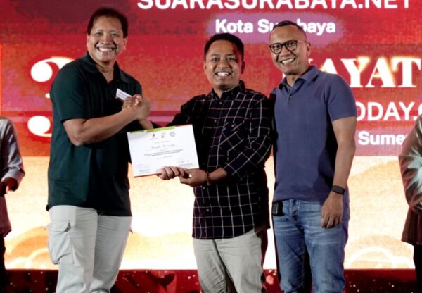 Prengki Wirananda (tengah) saat menerima piagam penghargaan dari Kepala Perwakilan SKK Migas Jabanusa, Anggono Mahendrawan