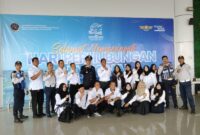 Kadis Perkimhub Sumenep, Dadang Deddy Iskandar diapit jajaran nya dan petugas Bandara Trunojoyo 