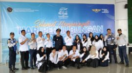 Kadis Perkimhub Sumenep, Dadang Deddy Iskandar diapit jajaran nya dan petugas Bandara Trunojoyo 