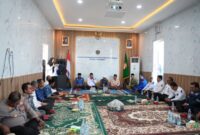 Kepala KSOP Kalianget, Azwar Anas (berbaju putih) didampingi Camat Kepala BPBD, Kamiluddun (kanan)