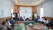 Kepala KSOP Kalianget, Azwar Anas (berbaju putih) didampingi Camat Kepala BPBD, Kamiluddun (kanan)