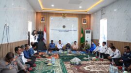 Kepala KSOP Kalianget, Azwar Anas (berbaju putih) didampingi Camat Kepala BPBD, Kamiluddun (kanan)