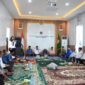 Kepala KSOP Kalianget, Azwar Anas (berbaju putih) didampingi Camat Kepala BPBD, Kamiluddun (kanan)