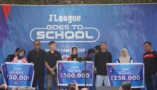 Ribuan Siswa-siswi SMAN 2 Pamekasan menyambut penuh gembira dan antusias atas kehadiran 2 bintang Madura United, Jumat (18/09/2026).