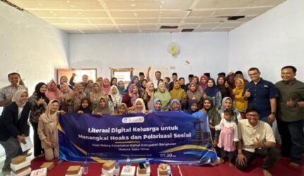 Prodi Ilmu Politik UNESA Gelar PKM Literasi Digital Keluarga untuk Tangkal Hoaks dan Polarisasi Sosial