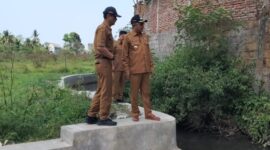 Bupati Hamid bareng Kadis BSBK saat tinjau lokasi proyek