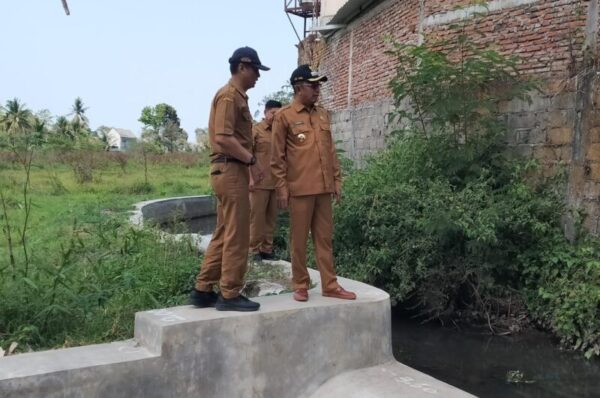 Bupati Hamid bareng Kadis BSBK saat tinjau lokasi proyek