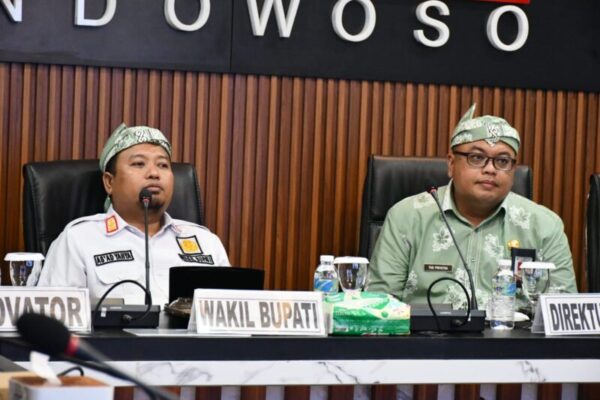 Wabup As'ad bareng dr Yus saat di Command Center