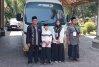 Ketua FKDT Bondowoso, Bahrul (kiri) saat melepas peserta PORSADIN