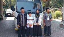 Ketua FKDT Bondowoso, Bahrul (kiri) saat melepas peserta PORSADIN
