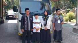 Ketua FKDT Bondowoso, Bahrul (kiri) saat melepas peserta PORSADIN
