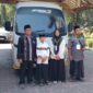 Ketua FKDT Bondowoso, Bahrul (kiri) saat melepas peserta PORSADIN
