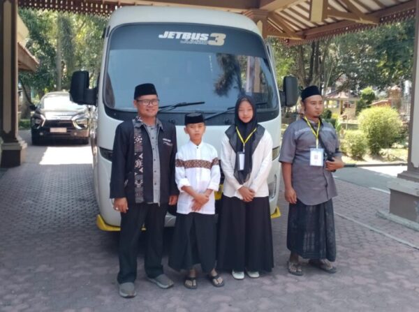 Ketua FKDT Bondowoso, Bahrul (kiri) saat melepas peserta PORSADIN