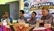 Dari kiri, Ketua SMSI Sumenep, Wahyudi, Moh. Sumardono, Prengki Wirananda, Pengawas SDN Wilayah Kalianget, H. Abd. Aziz, M.Pd dan Ketua Gugus 02 Kalianget, A. Yudhi