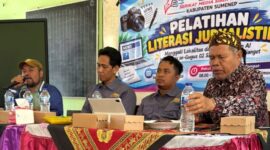 Dari kiri, Ketua SMSI Sumenep, Wahyudi, Moh. Sumardono, Prengki Wirananda, Pengawas SDN Wilayah Kalianget, H. Abd. Aziz, M.Pd dan Ketua Gugus 02 Kalianget, A. Yudhi