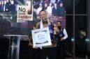Founder Bashra Bani Insan Peduli (BIP) Ali Zainal Abidin saat menerima penghargaan bergengsi tingkat Internasional di Jakarta. Dua penghargaan sekaligus diraih sosok dermawan asal pulau Madura. 