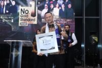Founder Bashra Bani Insan Peduli (BIP) Ali Zainal Abidin saat menerima penghargaan bergengsi tingkat Internasional di Jakarta. Dua penghargaan sekaligus diraih sosok dermawan asal pulau Madura. 