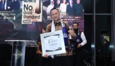 Founder Bashra Bani Insan Peduli (BIP) Ali Zainal Abidin saat menerima penghargaan bergengsi tingkat Internasional di Jakarta. Dua penghargaan sekaligus diraih sosok dermawan asal pulau Madura. 