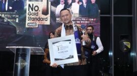 Founder Bashra Bani Insan Peduli (BIP) Ali Zainal Abidin saat menerima penghargaan bergengsi tingkat Internasional di Jakarta. Dua penghargaan sekaligus diraih sosok dermawan asal pulau Madura. 