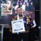 Founder Bashra Bani Insan Peduli (BIP) Ali Zainal Abidin saat menerima penghargaan bergengsi tingkat Internasional di Jakarta. Dua penghargaan sekaligus diraih sosok dermawan asal pulau Madura. 