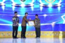 Wagub Jatim Emil Elestianto Dardak (kiri) saat menyerahkan penghargaan kepada Wabup Sumenep KH Imam Hasyim 