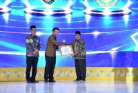 Wagub Jatim Emil Elestianto Dardak (kiri) saat menyerahkan penghargaan kepada Wabup Sumenep KH Imam Hasyim 