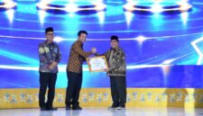 Wagub Jatim Emil Elestianto Dardak (kiri) saat menyerahkan penghargaan kepada Wabup Sumenep KH Imam Hasyim 