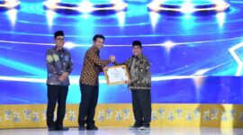 Wagub Jatim Emil Elestianto Dardak (kiri) saat menyerahkan penghargaan kepada Wabup Sumenep KH Imam Hasyim 