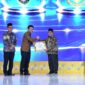 Wagub Jatim Emil Elestianto Dardak (kiri) saat menyerahkan penghargaan kepada Wabup Sumenep KH Imam Hasyim 