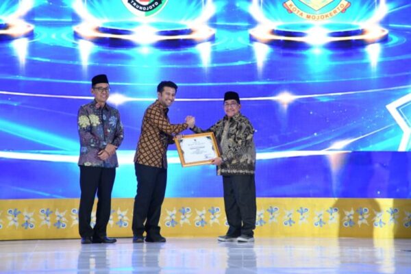 Wagub Jatim Emil Elestianto Dardak (kiri) saat menyerahkan penghargaan kepada Wabup Sumenep KH Imam Hasyim 