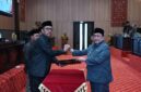 Wabup Sumenep KH Imam Hasyim (kanan) berjabat tangan dengan Ketua DPRD Sumenep H. Zainal Arifin 