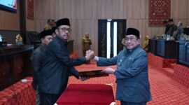 Wabup Sumenep KH Imam Hasyim (kanan) berjabat tangan dengan Ketua DPRD Sumenep H. Zainal Arifin 