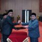 Wabup Sumenep KH Imam Hasyim (kanan) berjabat tangan dengan Ketua DPRD Sumenep H. Zainal Arifin 