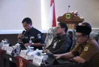 Kadispendukcapil Bondowoso (pegang mic) saat pemaparan