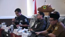 Kadispendukcapil Bondowoso (pegang mic) saat pemaparan