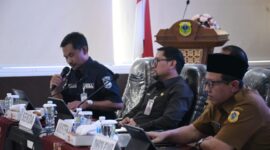 Kadispendukcapil Bondowoso (pegang mic) saat pemaparan